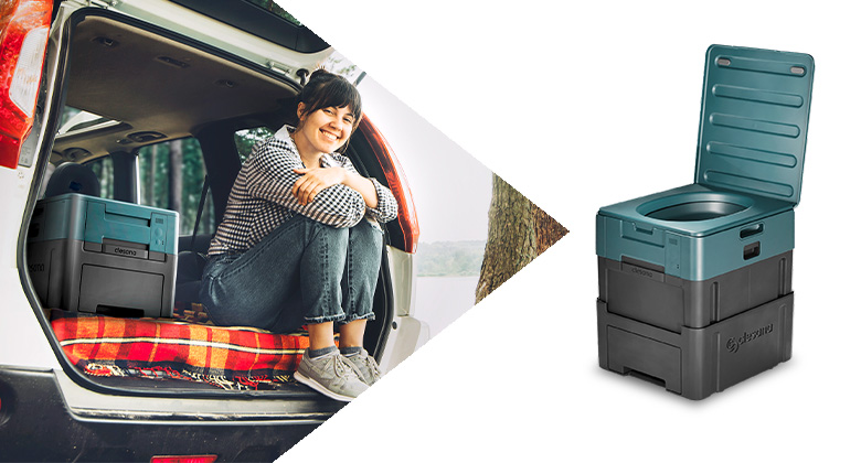Split image: On the left, a woman sitting in an open car trunk next to a clesana camping toilet; on the right, the toilet with its lid open on a white background.
